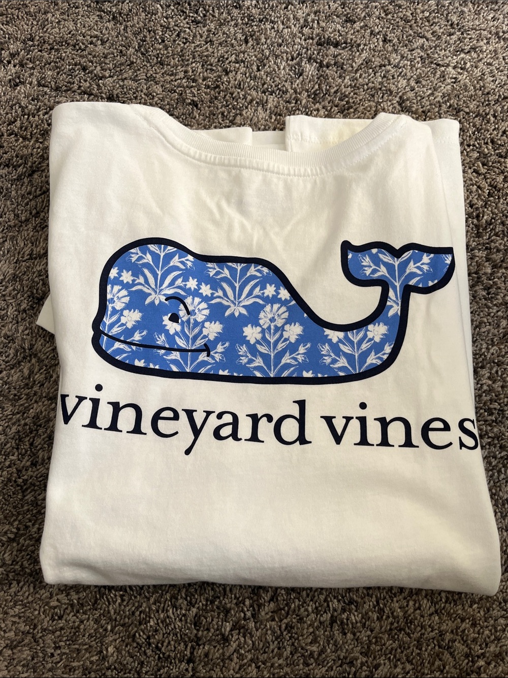 Vineyard Vines White Tee with Blue Floral Whale Logo. XL. New. Cute!